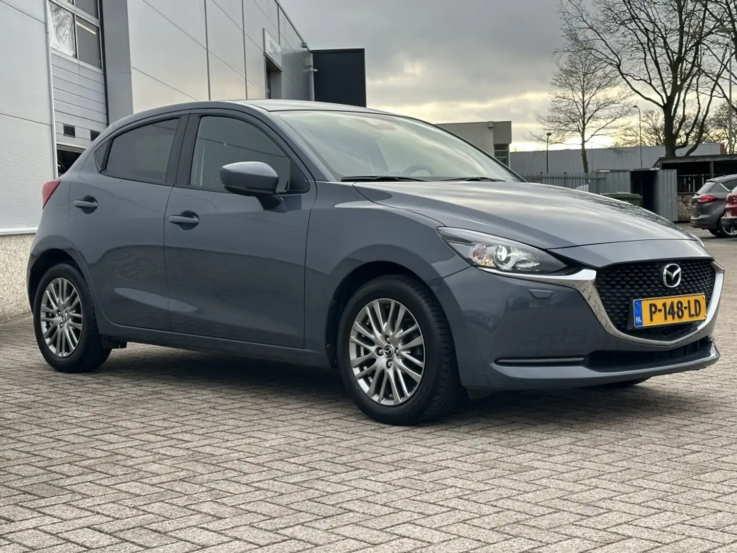 Mazda 2 1.5 90pk Style Selected, navi, cruise, airco, trek Grau - 2