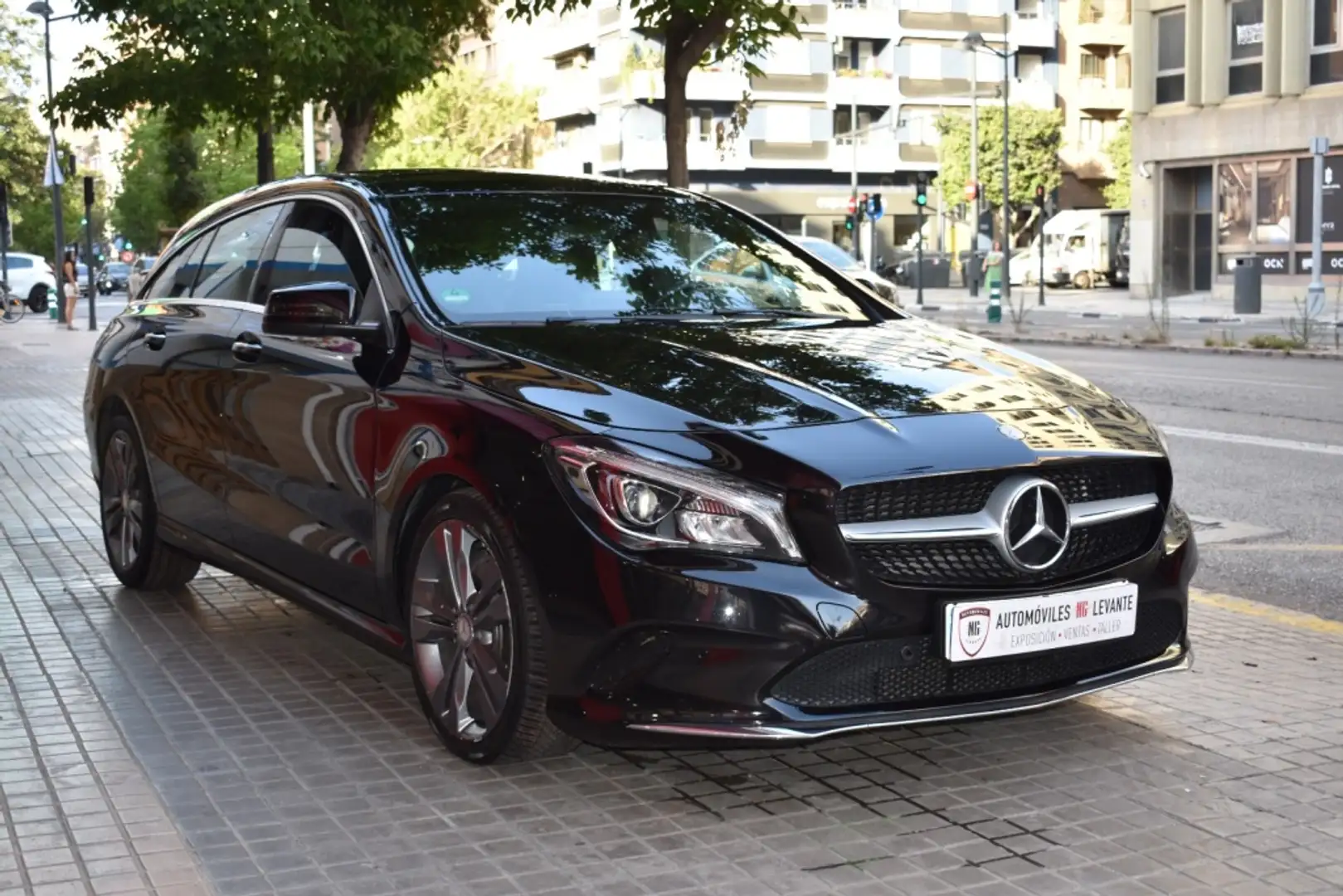 Mercedes-Benz CLA 220 Shooting Brake 220d Urban 7G-DCT 4Matic Negro - 2