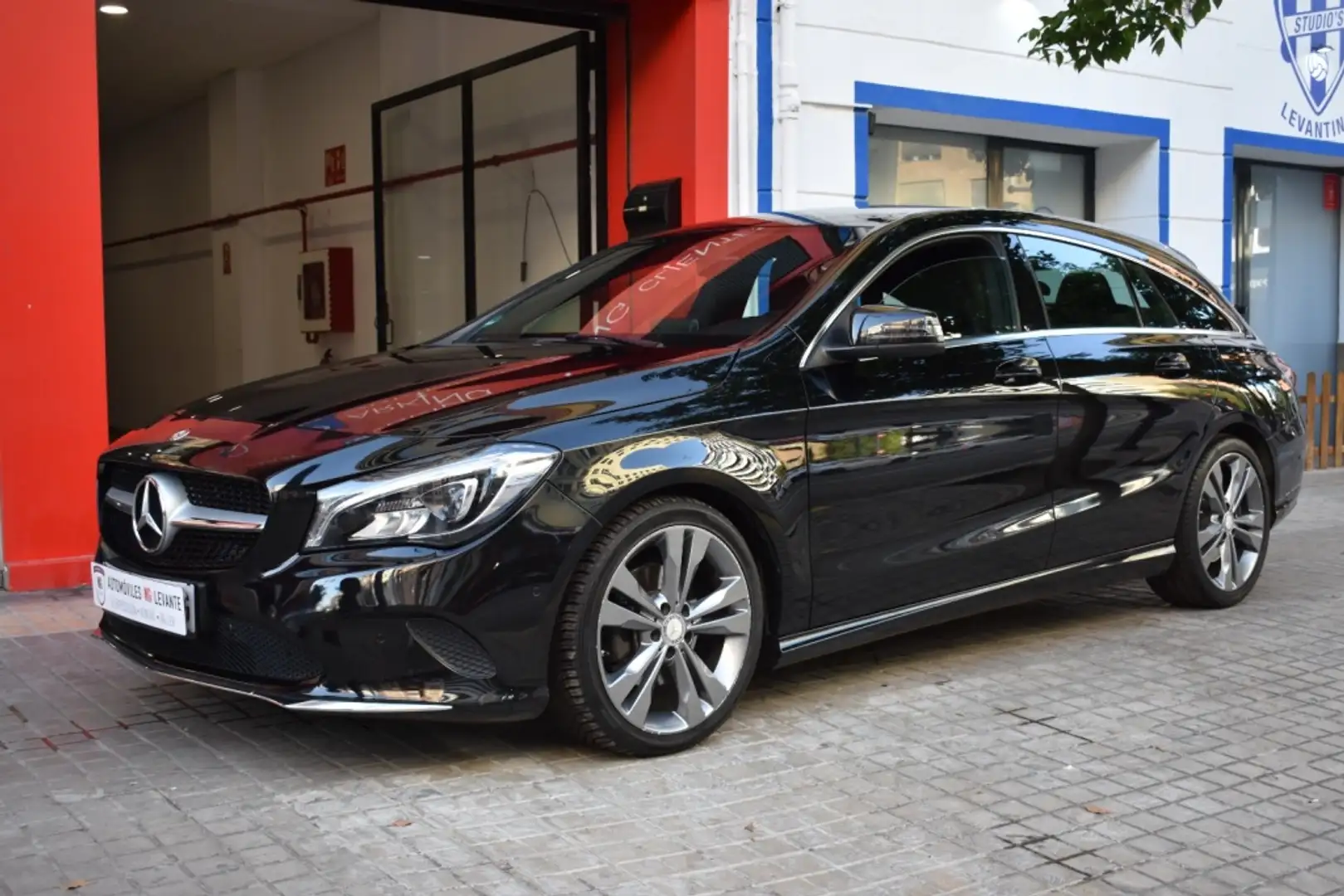 Mercedes-Benz CLA 220 Shooting Brake 220d Urban 7G-DCT 4Matic Negro - 1