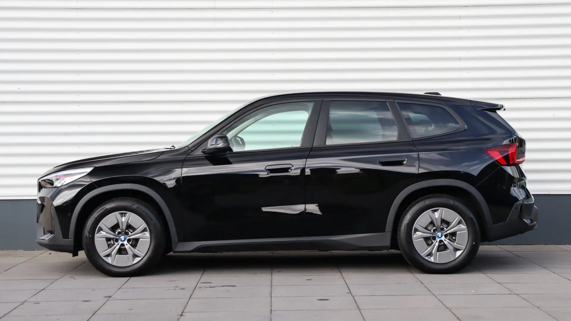 BMW iX1 xDrive30 Launch Edition | Achteruitrijcamera | Wid Zwart - 2