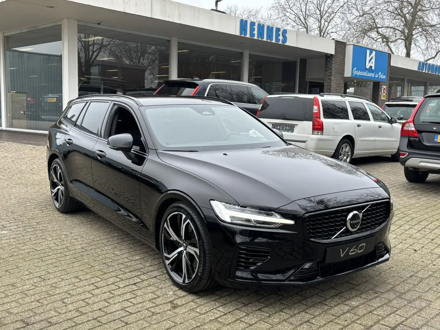 Volvo V60 T6 Recharge AWD 350pk Long Range Plus Dark MD'23 3 Zwart - 1
