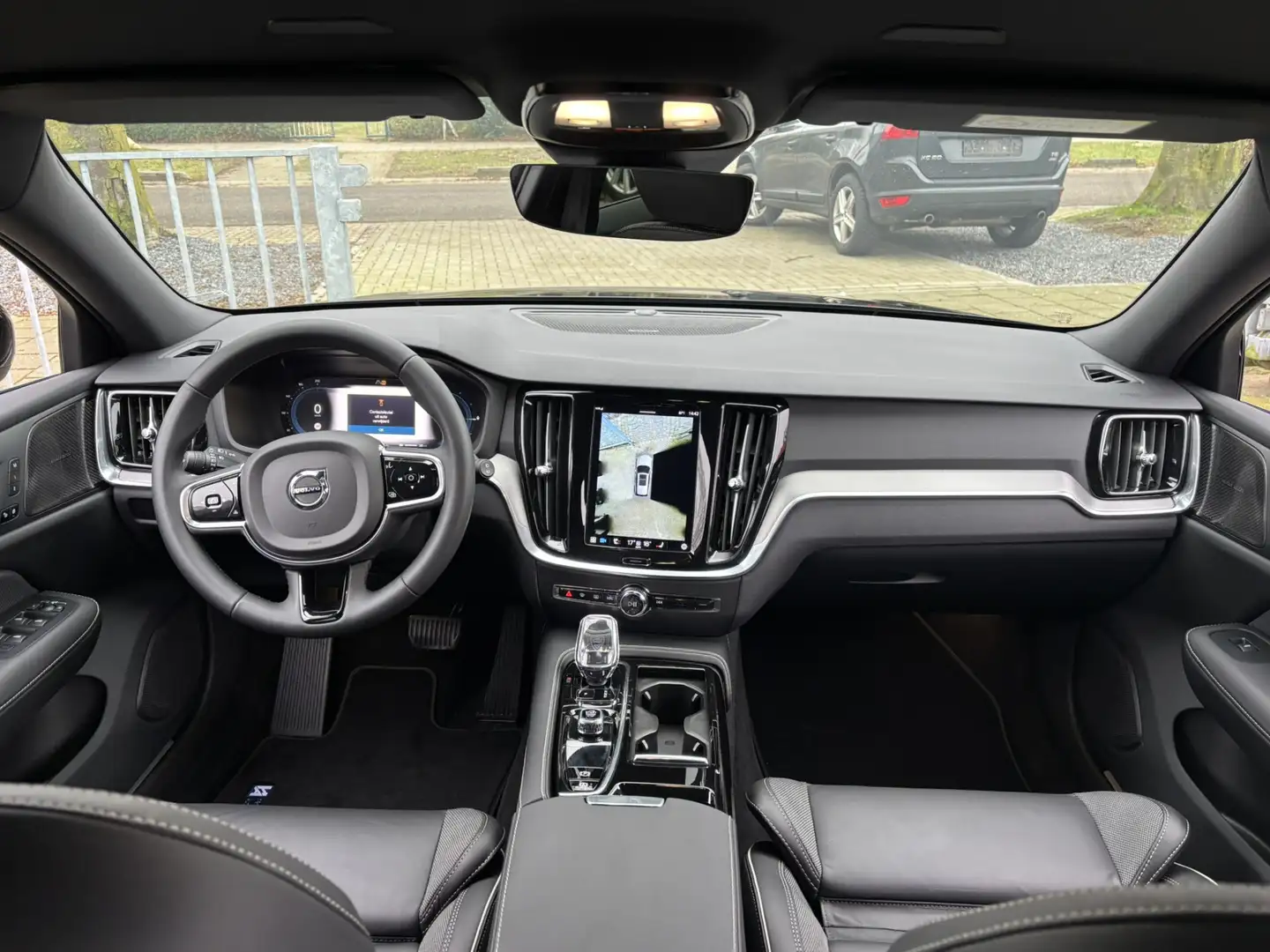 Volvo V60 T6 Recharge AWD 350pk Long Range Plus Dark MD'23 3 Zwart - 2
