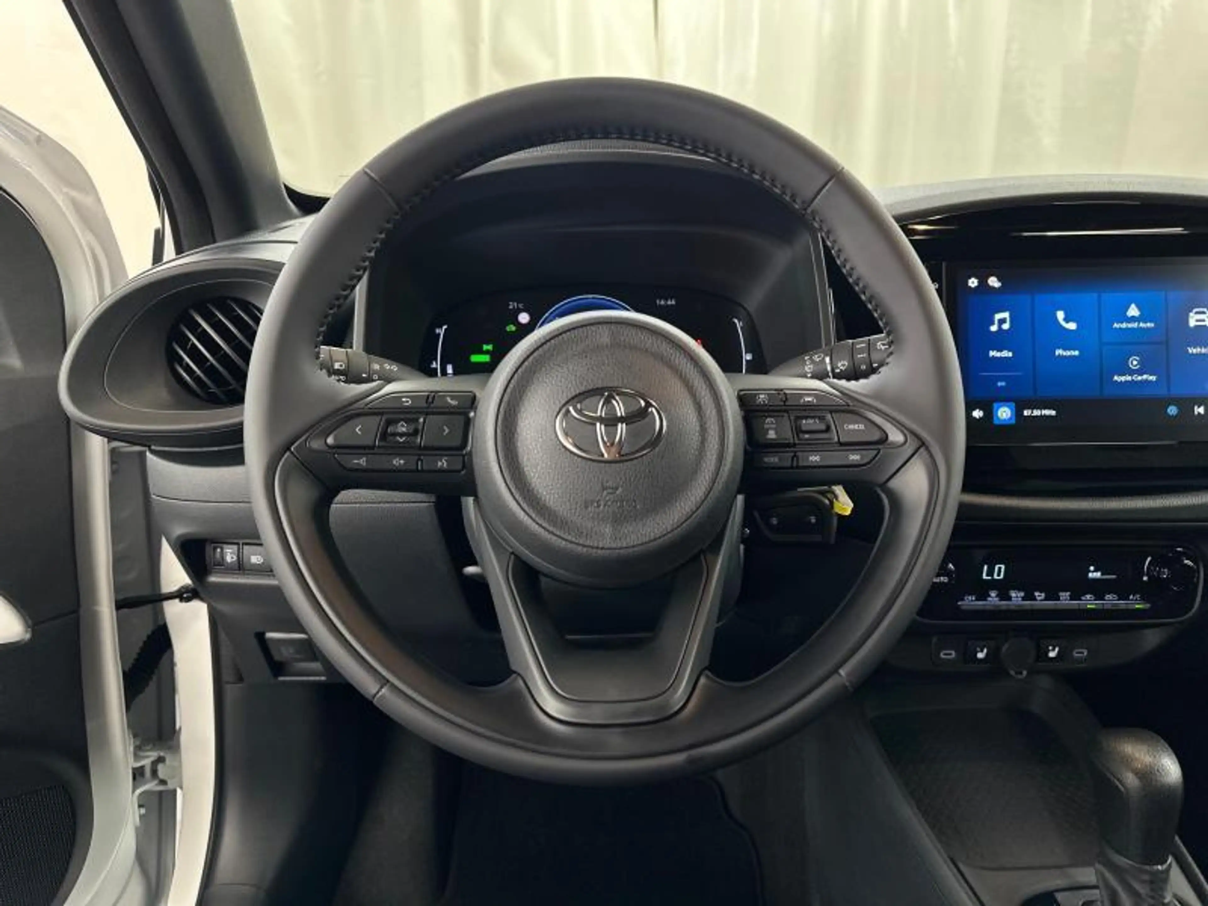Toyota Aygo X 116hp HEV Comfort | heated seats — photo 24