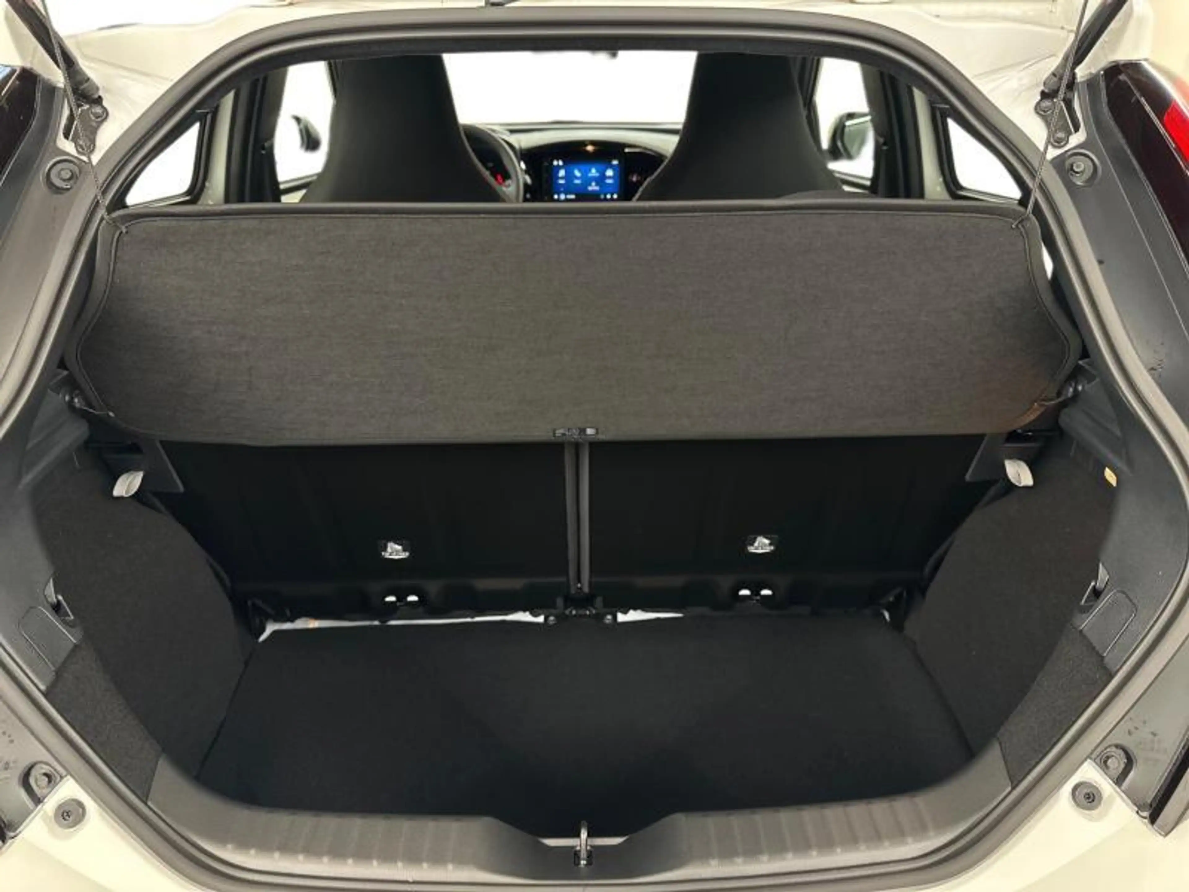 Toyota Aygo X 116hp HEV Comfort | heated seats — photo 11