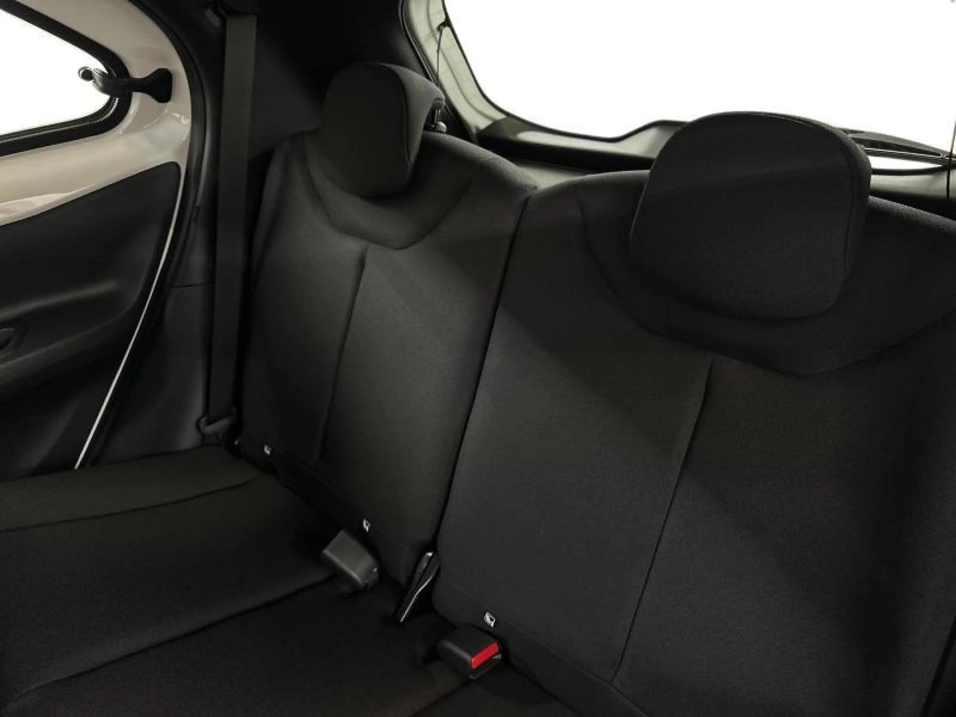 Toyota Aygo X 116hp HEV Comfort | heated seats — photo 12
