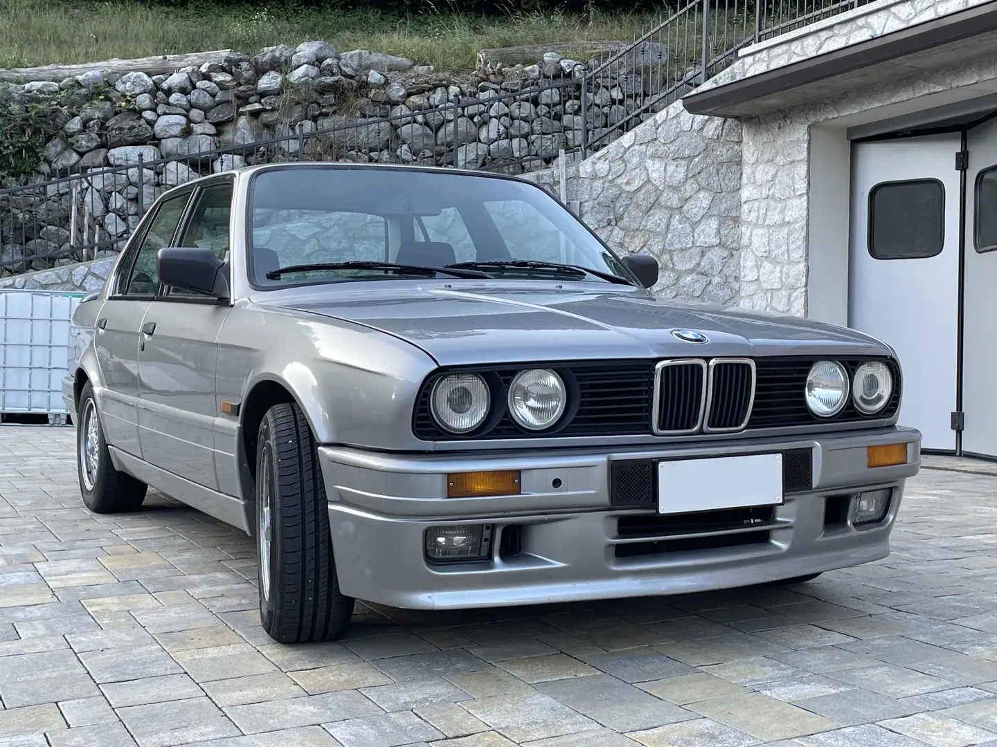 BMW 320 320i S c/abs 4p Šedá - 2