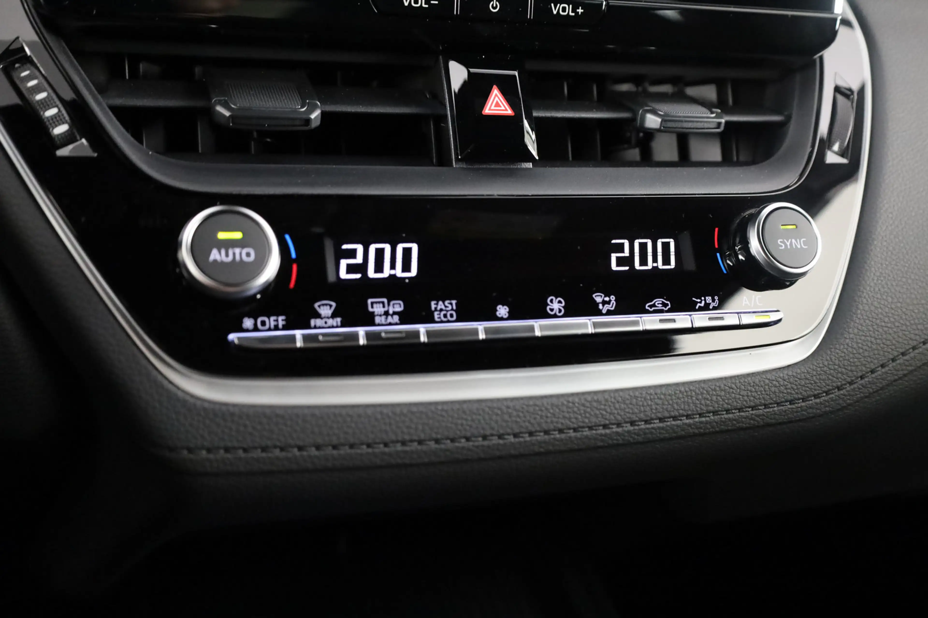 Toyota Corolla Cross Hybrid 140 Active — photo 13