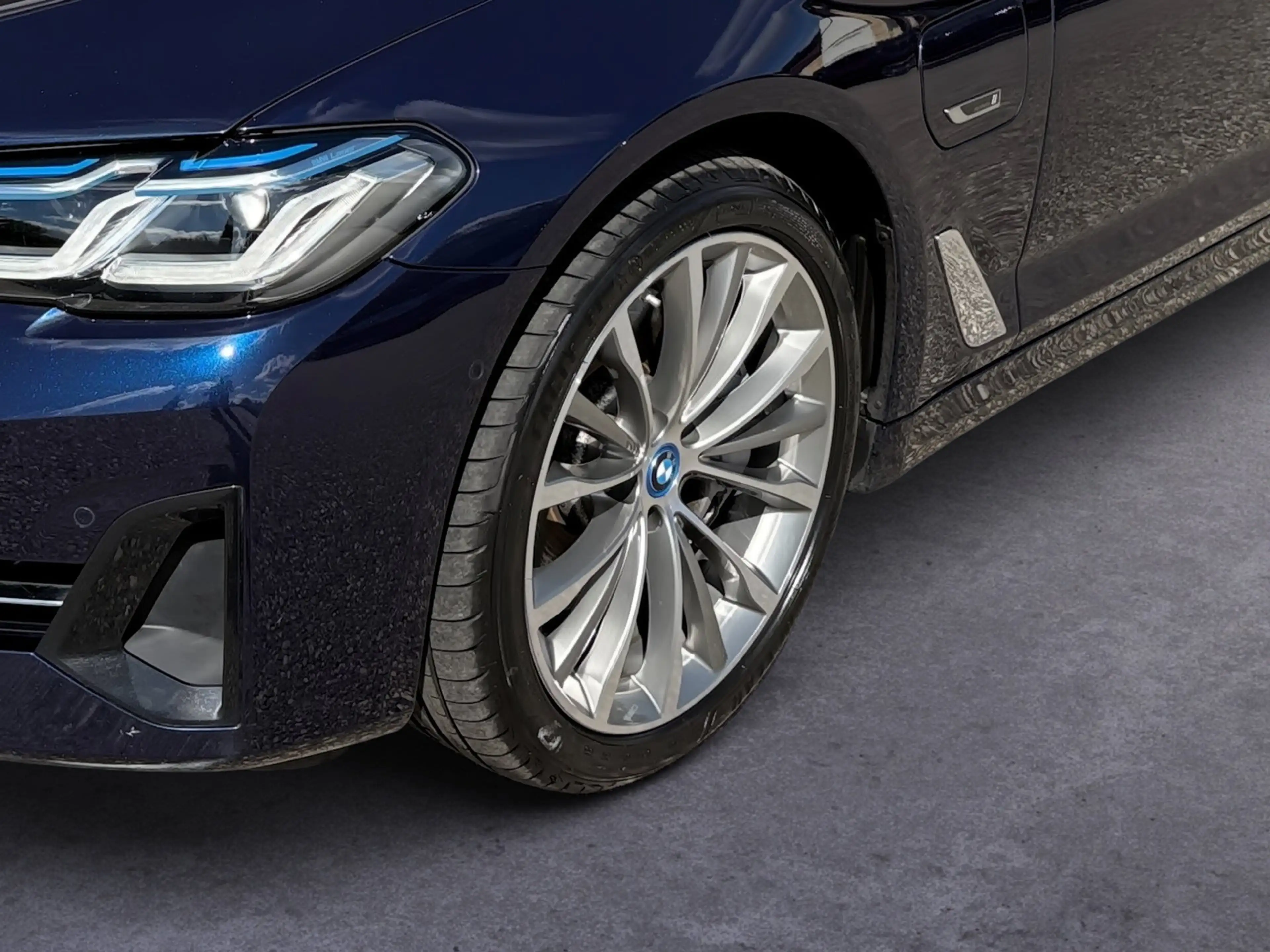 BMW 545 e xDrive — photo 6