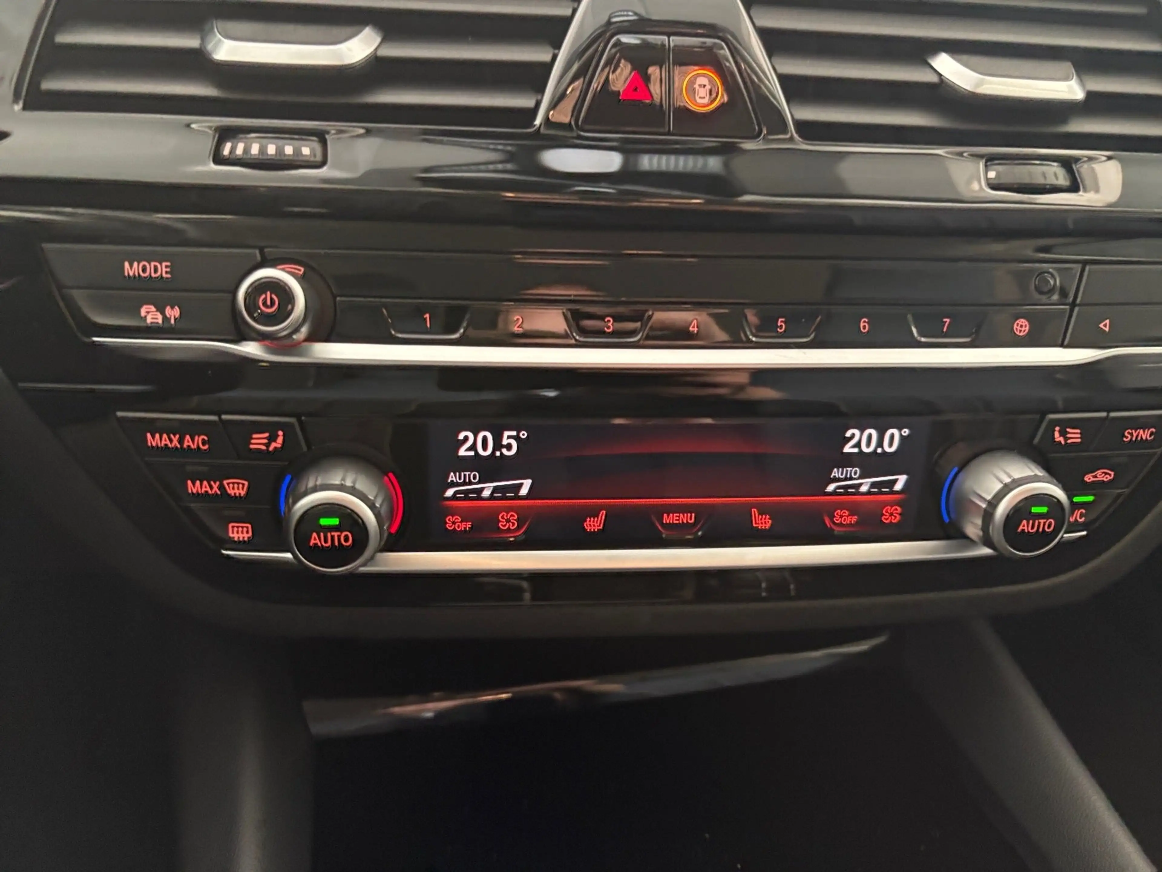 BMW 545 e xDrive — photo 12