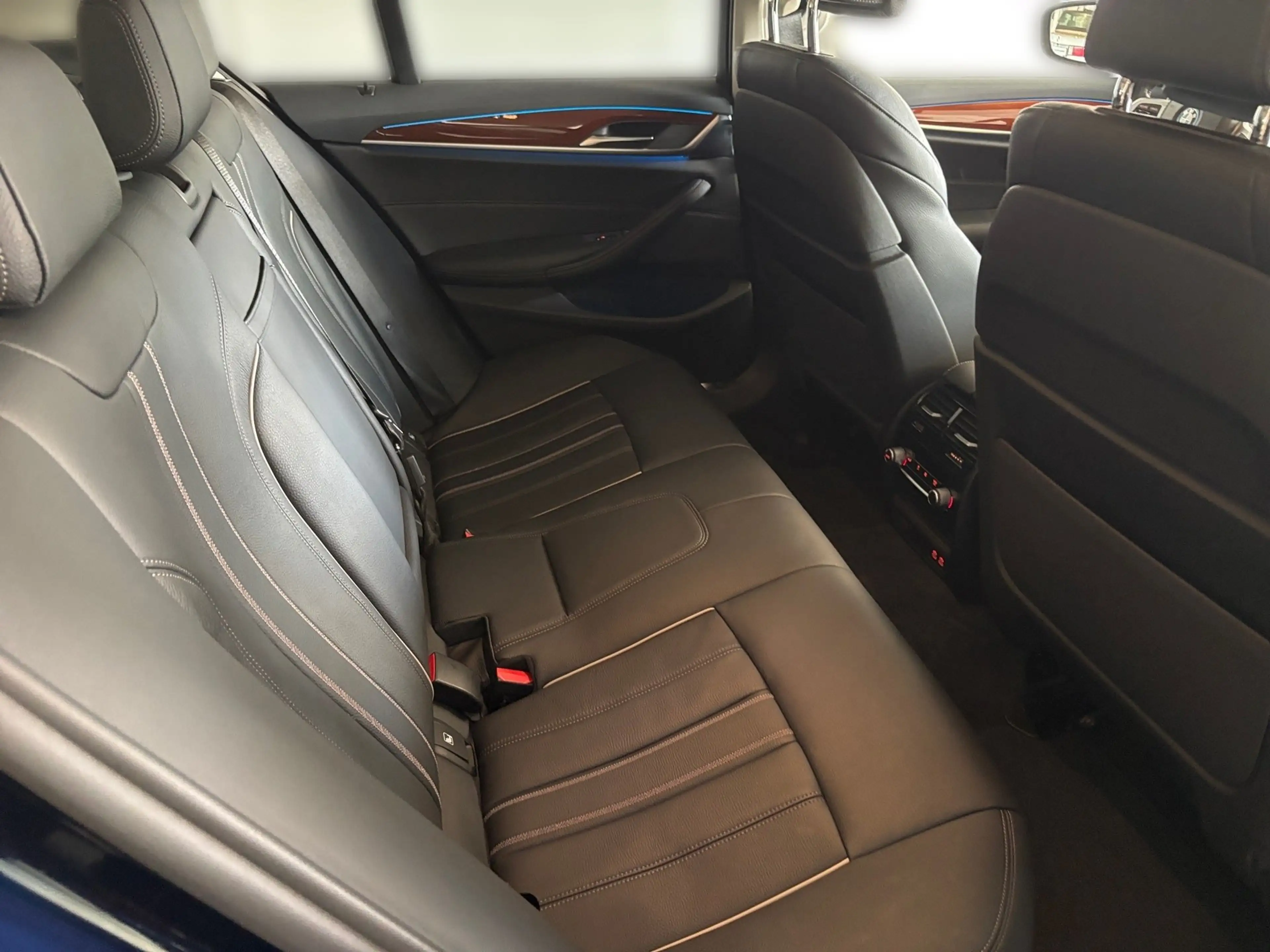 BMW 545 e xDrive — photo 8