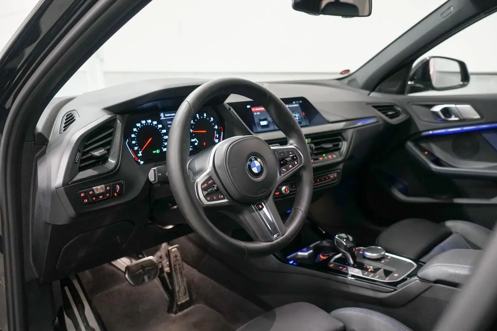BMW 118 1-serie 118i M-Sport | Carplay | Stuurverwarming | Zwart - 2