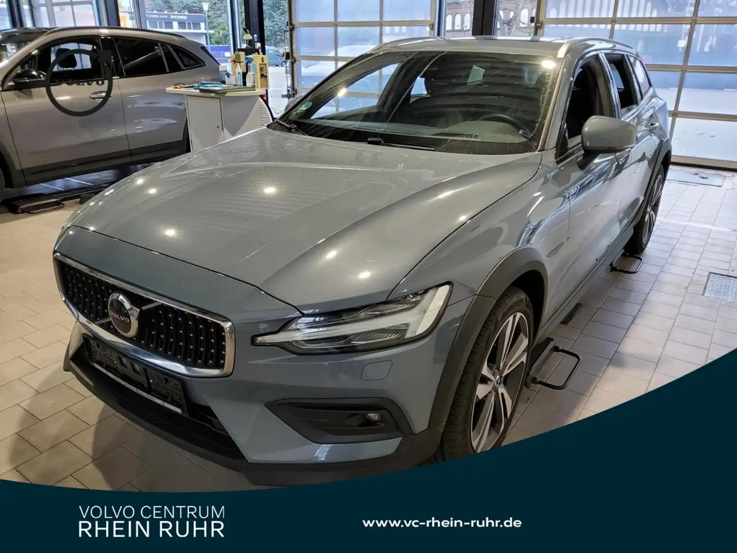 Volvo V60 Cross Country B4 AWD ULTIMATE AHK+PANO+ Gris - 1