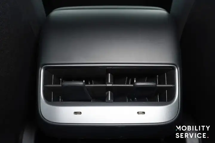Tesla Model Y 2023, foto 25