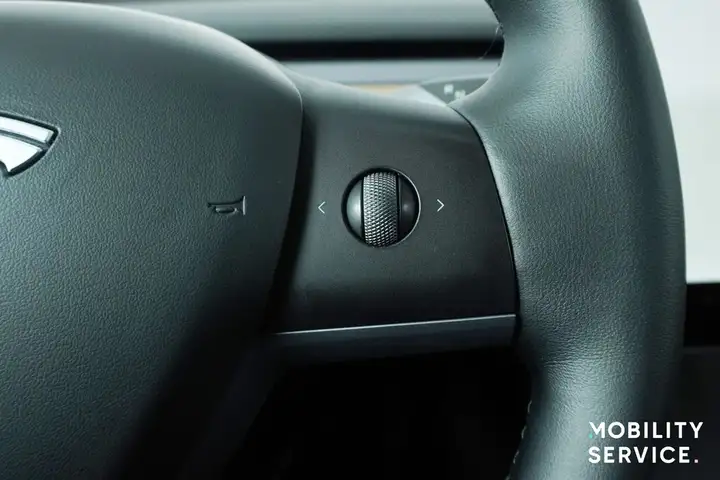 Tesla Model Y 2023, foto 13