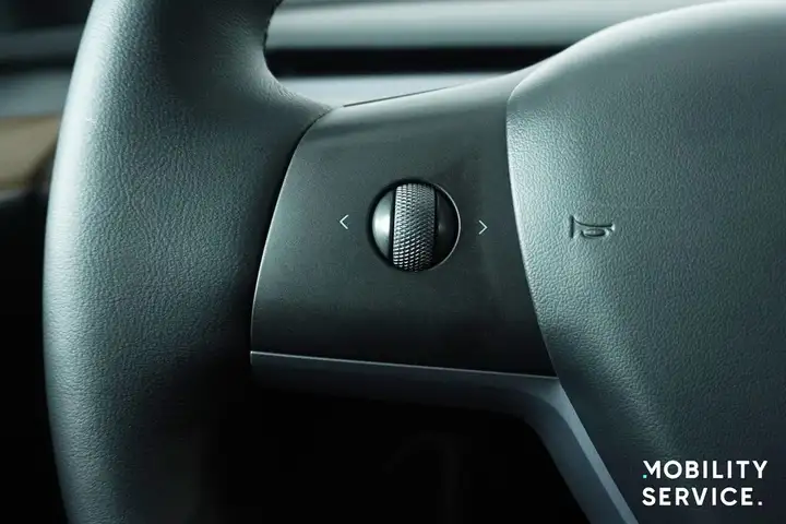 Tesla Model Y 2023, foto 12