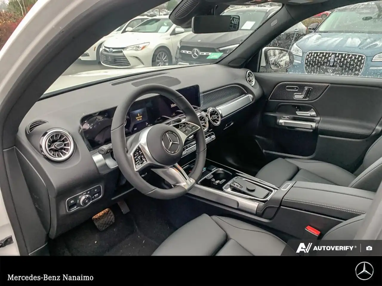 Mercedes-Benz EQB снимка Mercedes-Benz EQB