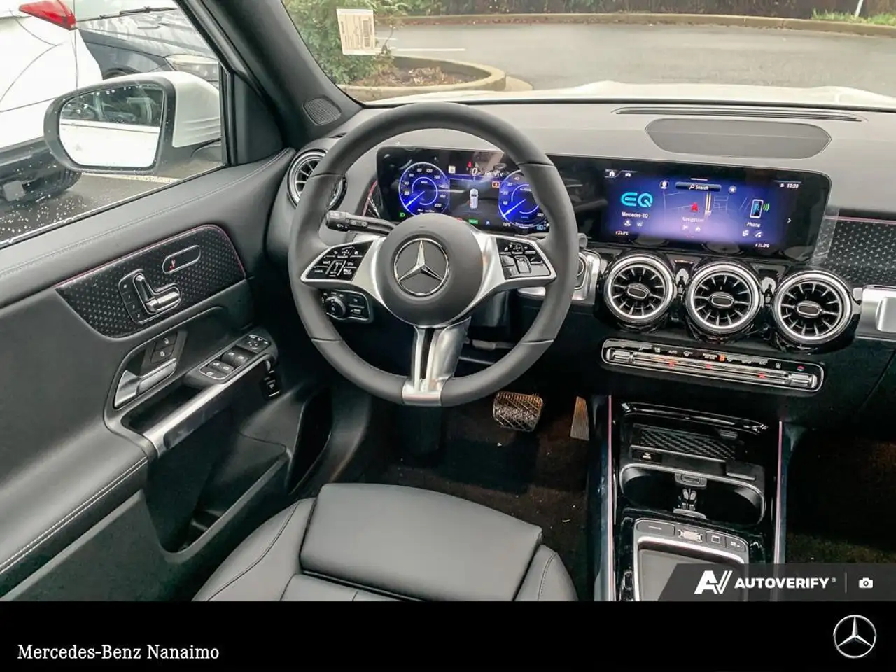 Mercedes-Benz EQB снимка Mercedes-Benz EQB