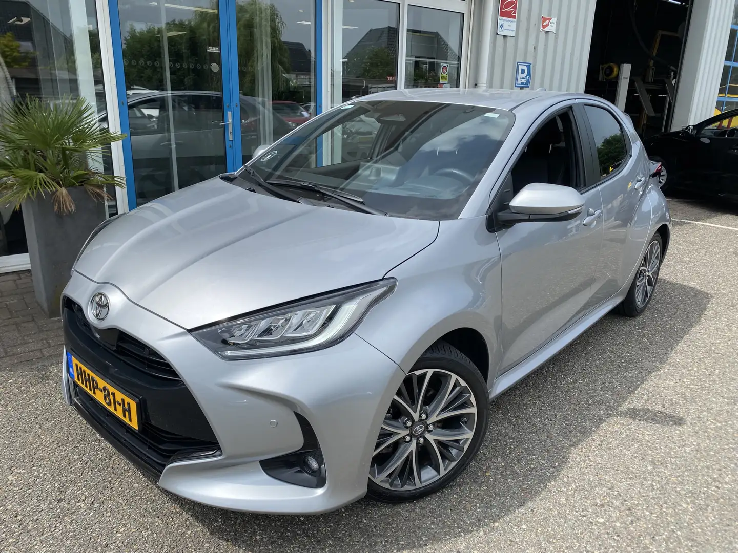 Toyota Yaris 1.5 Hybrid 130 Executive Grijs - 2