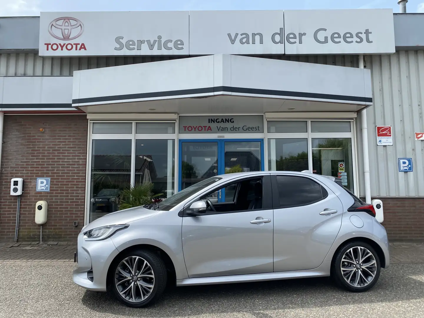 Toyota Yaris 1.5 Hybrid 130 Executive Grijs - 1