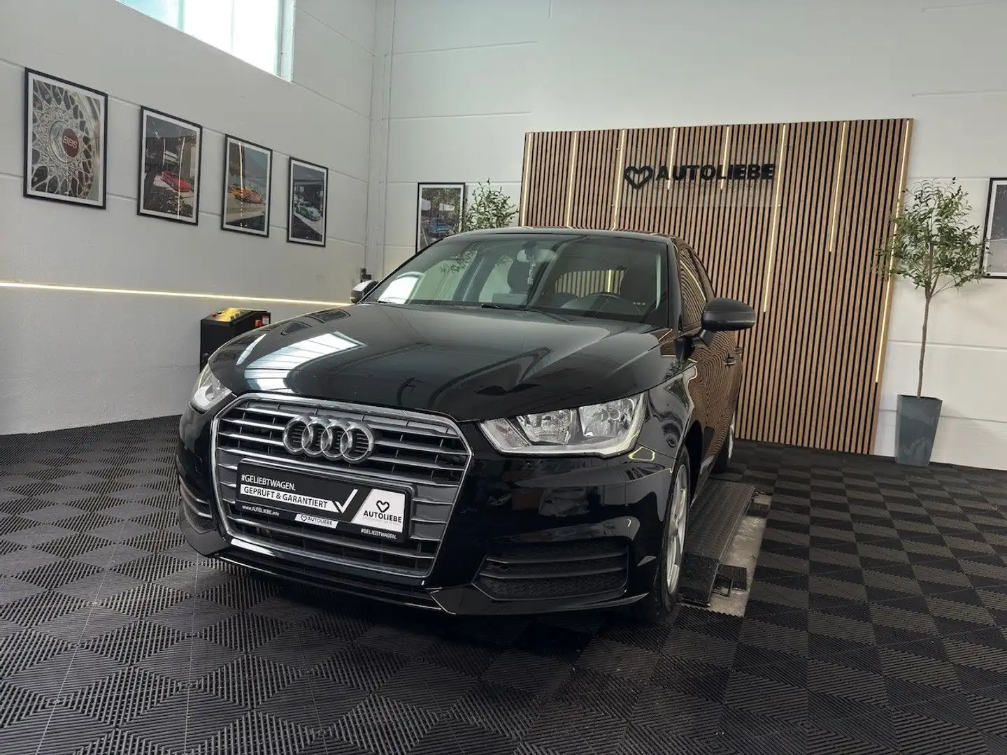 Audi A1 1.0 TFSI Sportback NAVI*SHZ*PDC*1HAND Schwarz - 2