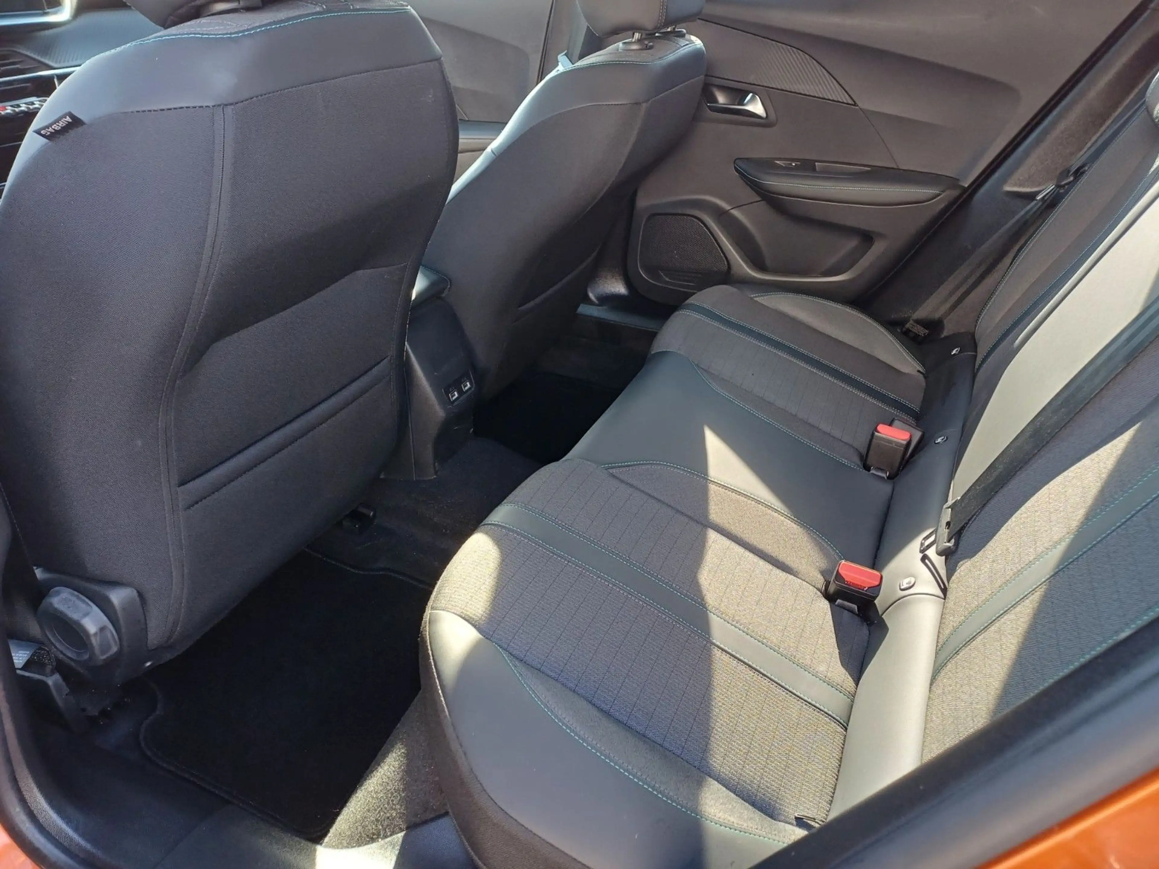 Peugeot 2008 PureTech 130 Allure, LED Kamera — photo 8