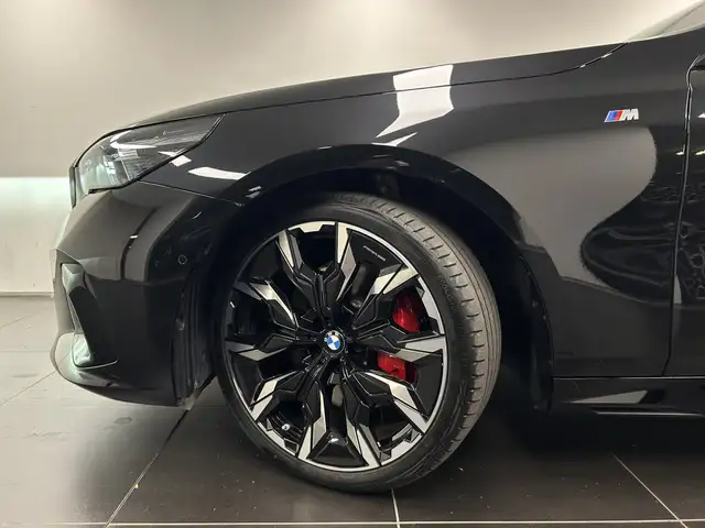 BMW 5 Series view 9