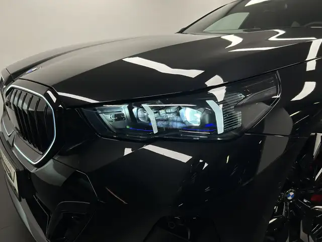 BMW 5 Series view 8