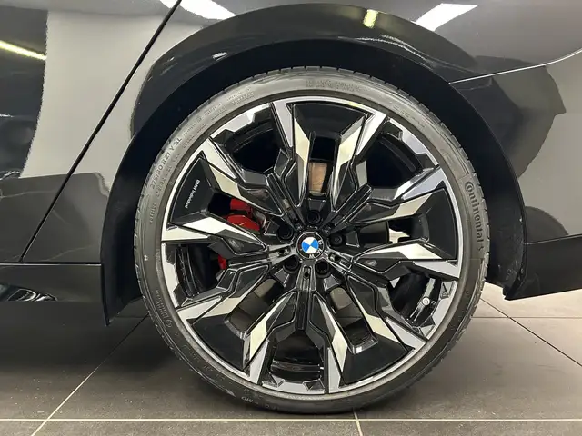 BMW 5 Series view 6