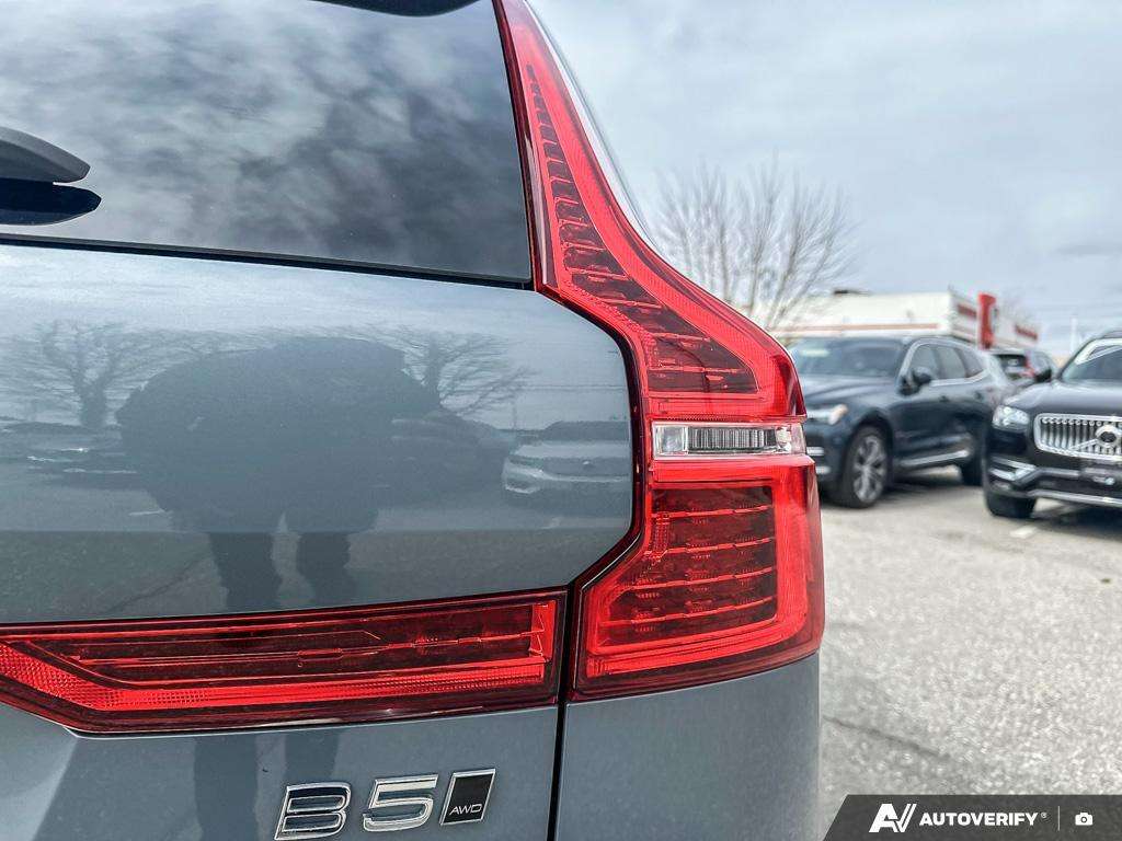 2024 Volvo XC60 B5 Plus Dark Theme thumb 10