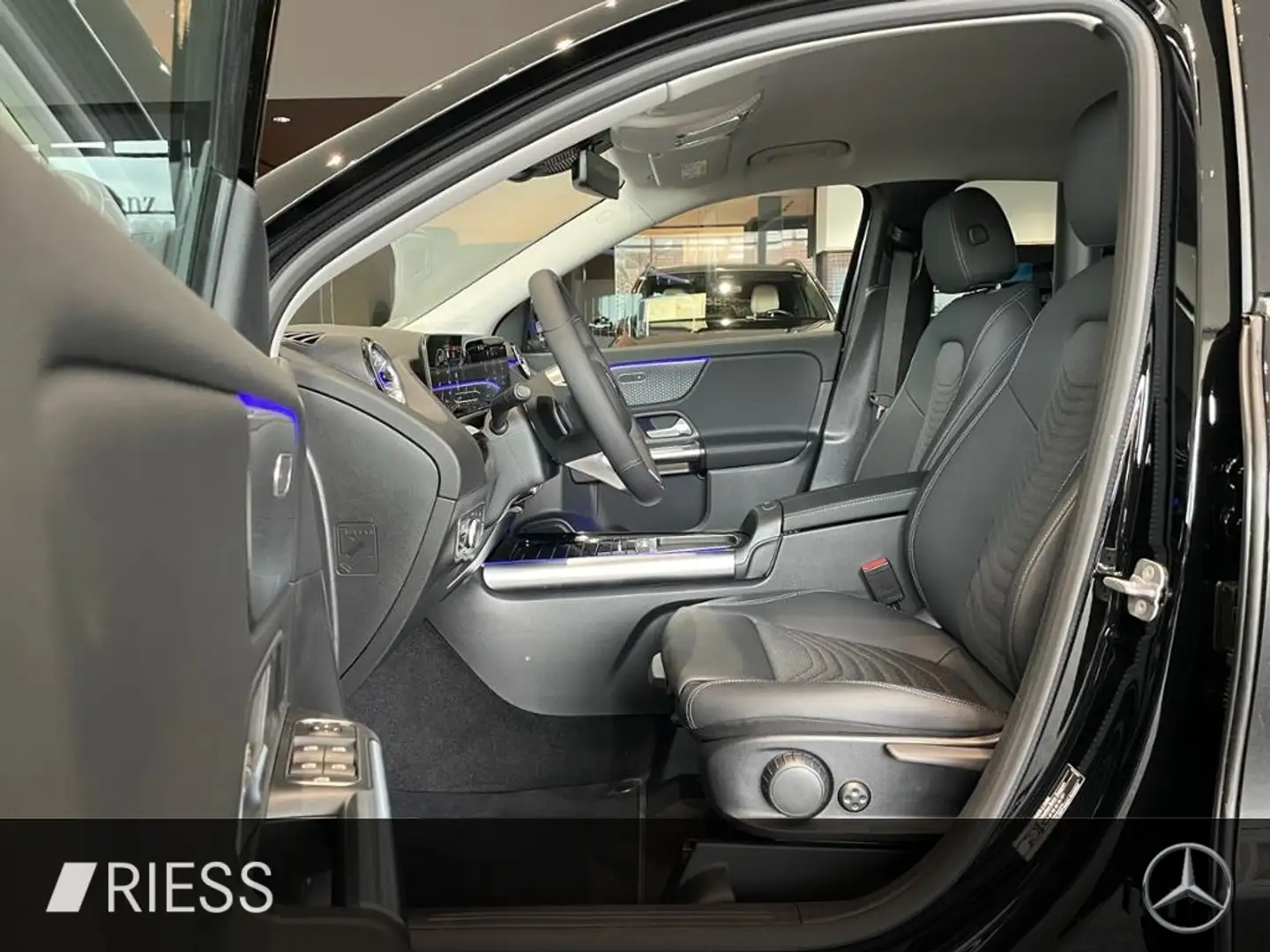 Mercedes-Benz GLA 200 d 4M PROGRESSIVE+AHK+DISTR+KEYL+MULTIB+ Schwarz - 2