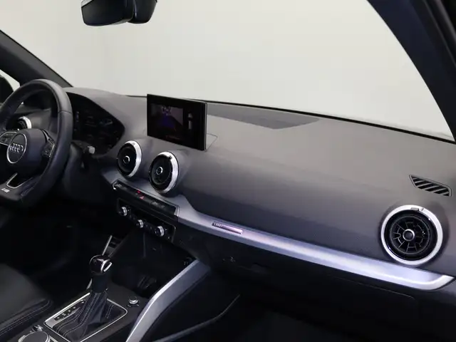 Audi Q2 view 9