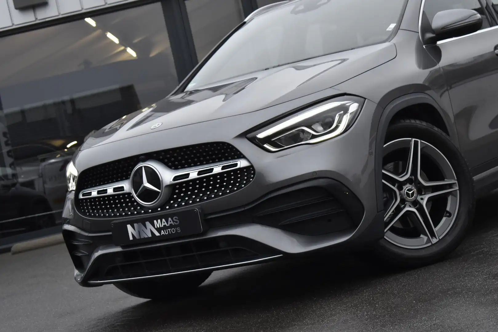 Mercedes-Benz GLA 200 AMG Line Grau - 2
