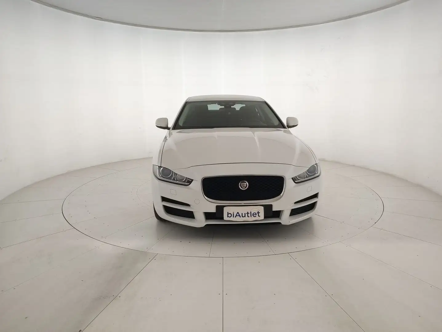 Jaguar XE 2.0d Pure awd 180cv auto Bianco - 2