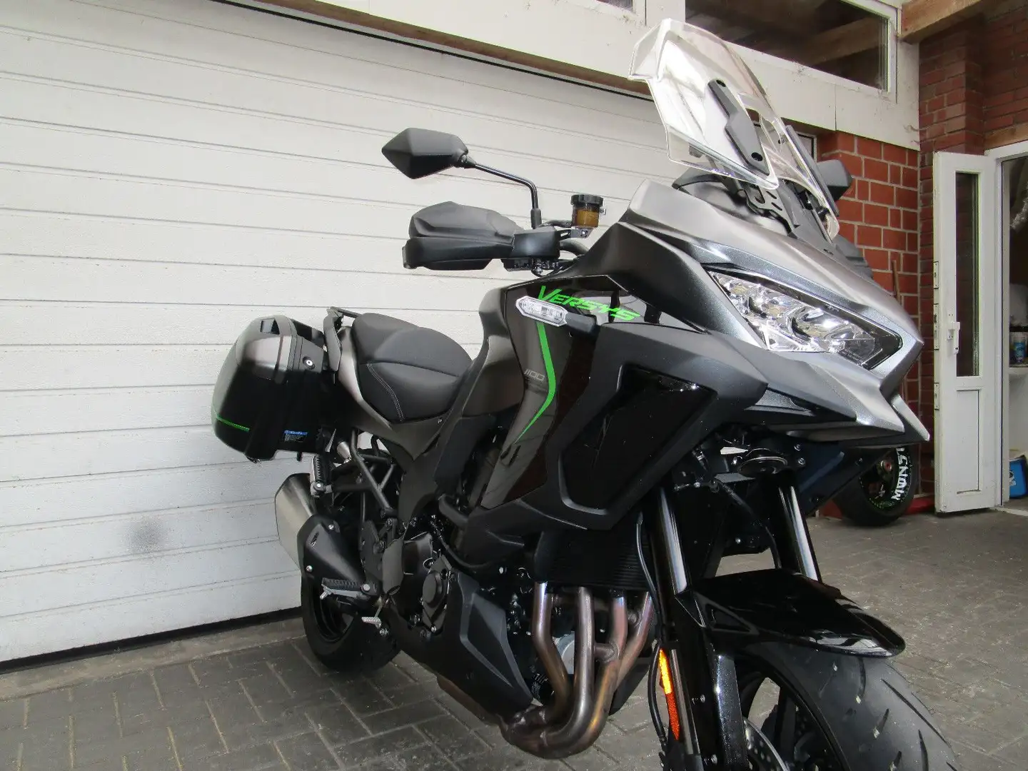 Kawasaki Versys 1100 Tourer    1342 km    Neuzustand Negro - 2
