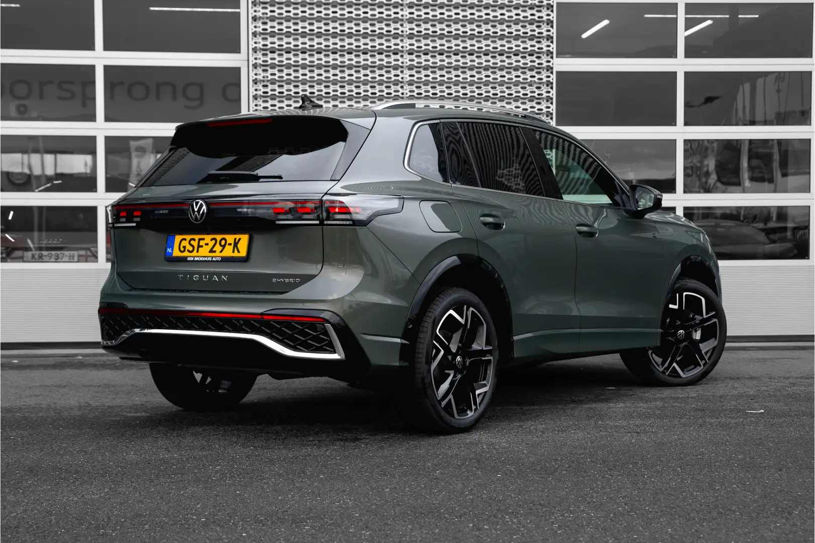 Volkswagen Tiguan 1.5 TSI eHybrid R-Line Business 204 PK | Lederen b Groen - 2