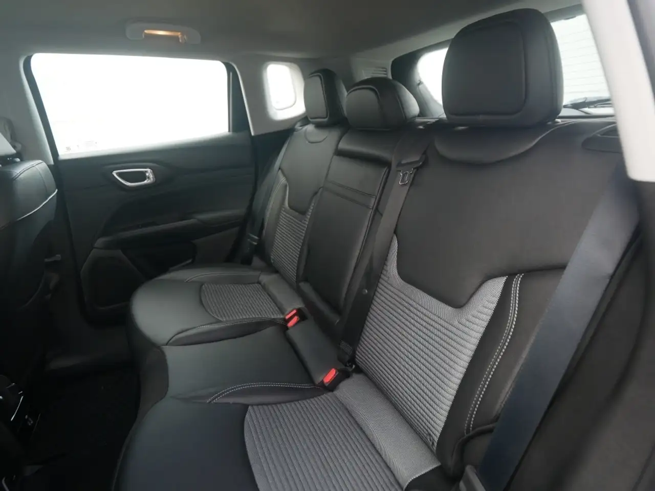 Jeep Compass ALTITUDE e-HYBRID 1.5l 130PS AT SICHERHEIT WINTER 13