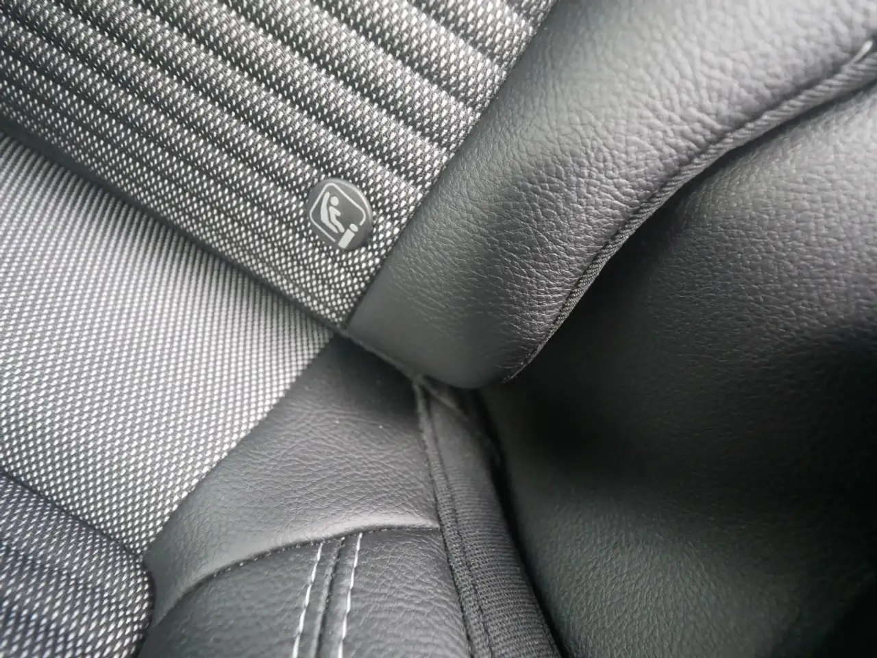 Jeep Compass ALTITUDE e-HYBRID 1.5l 130PS AT SICHERHEIT WINTER 14