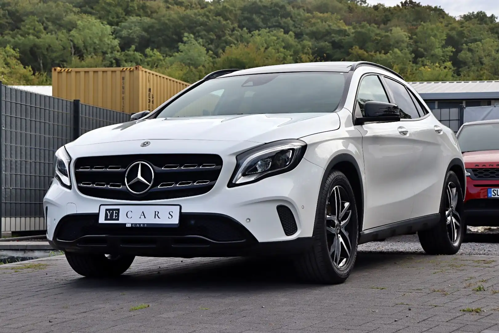 Mercedes-Benz GLA 180 Night *LED*PANO*NAVI*RFK*TEMPOMAT*SHZ* Blanc - 2