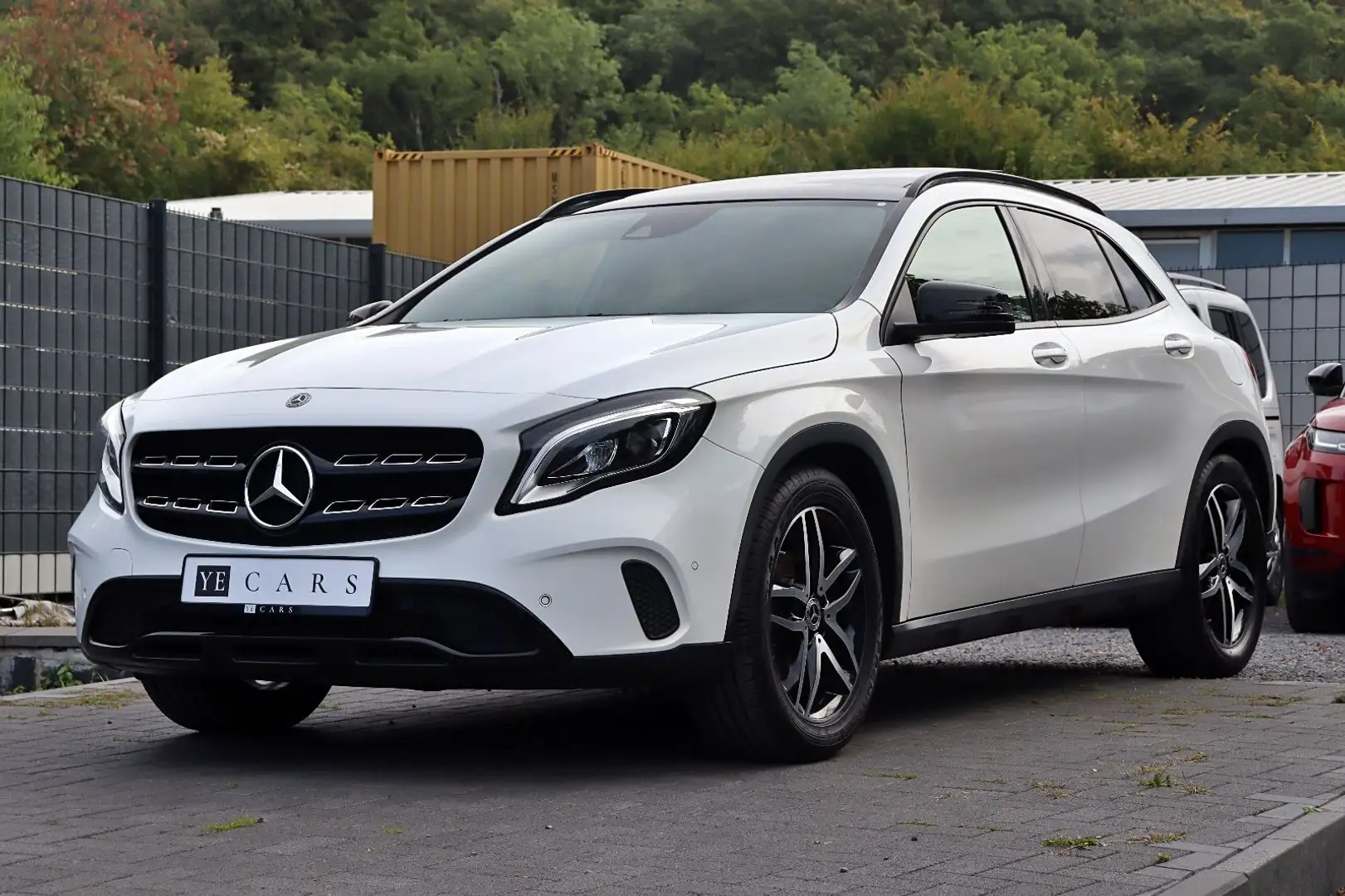 Mercedes-Benz GLA 180 Night *LED*PANO*NAVI*RFK*TEMPOMAT*SHZ* Blanc - 1