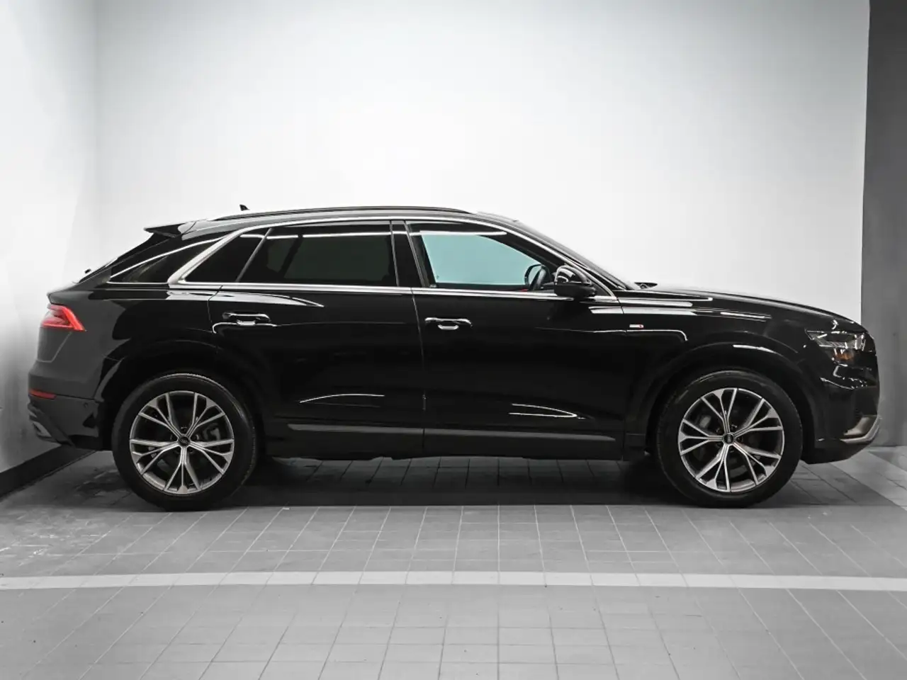 Audi Q8 снимка Audi Q8