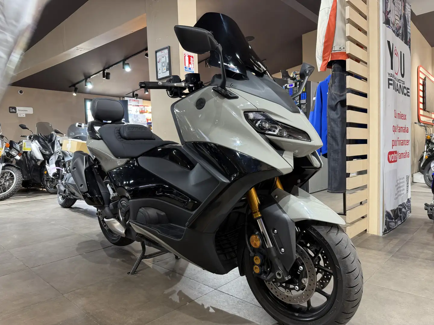 Yamaha TMAX 560 Grijs - 2