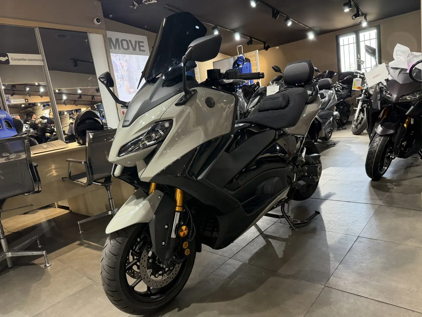 Yamaha TMAX 560 Grijs - 1