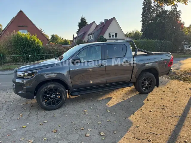 Toyota Hilux 2.8 Schalter Invincible sofort*Bügel+Rollo