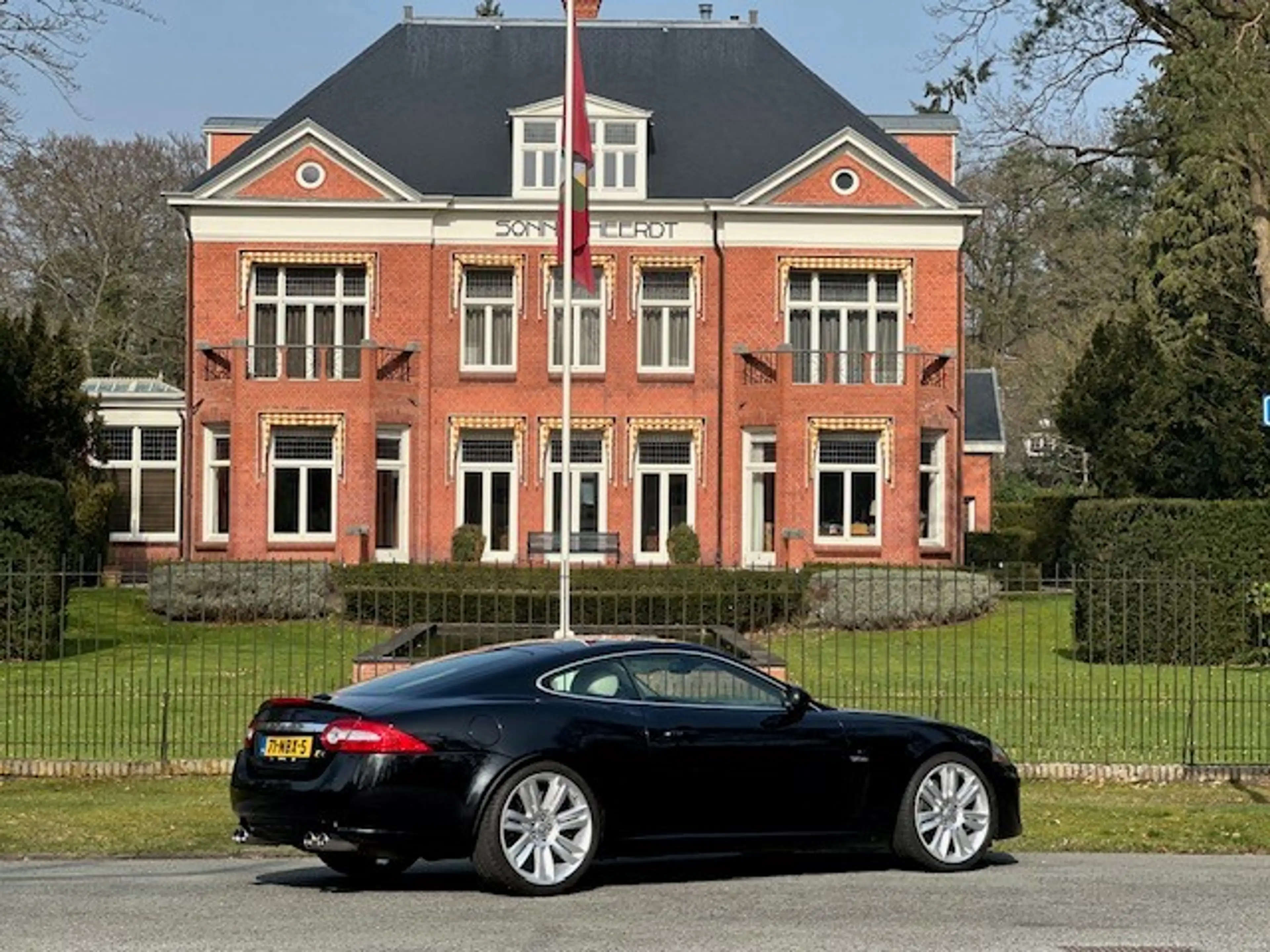 Jaguar XKR 5.0 V8 Coupé Portfolio Supercharged / YOUNGTIMER — photo 26