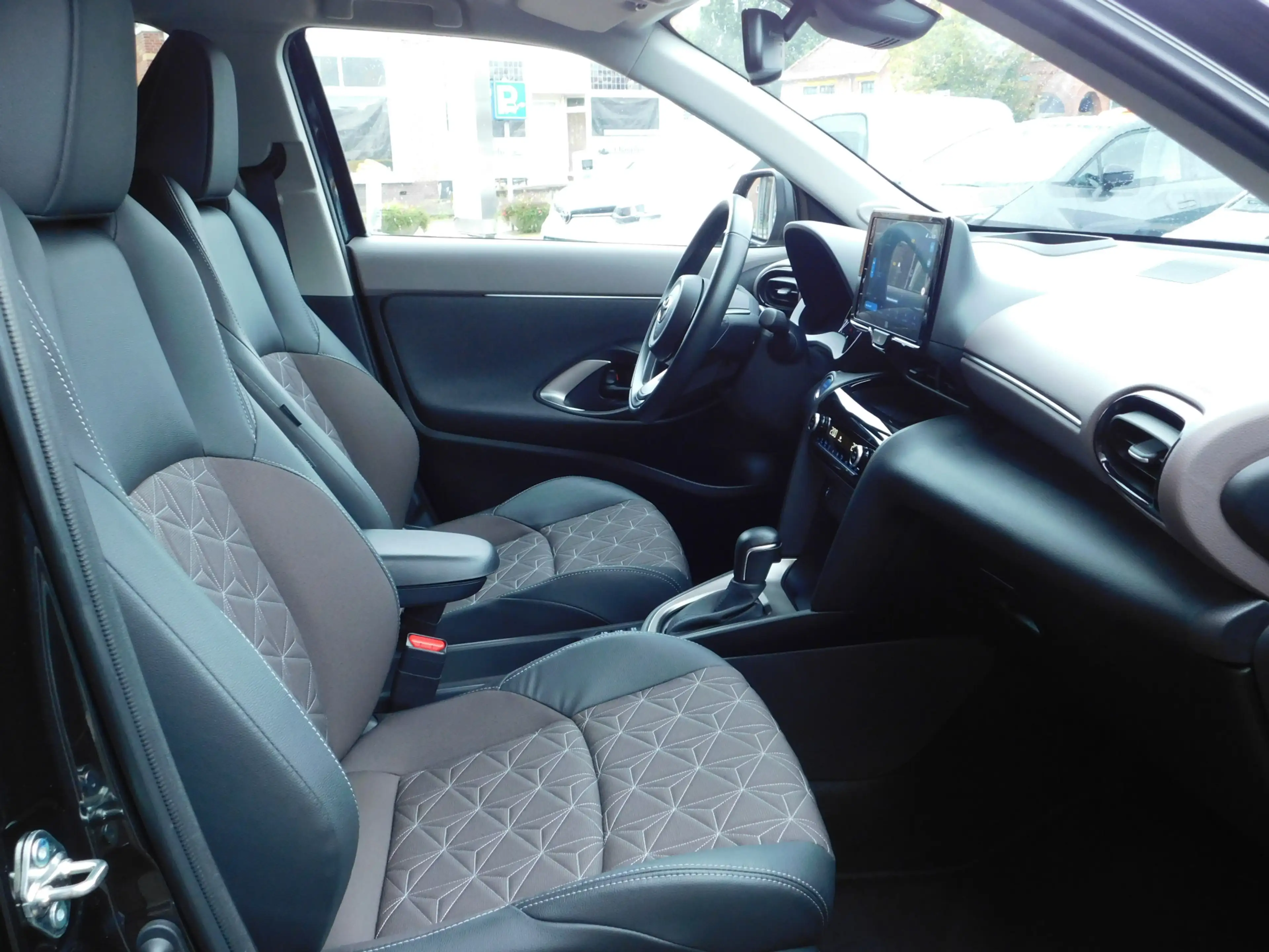 Toyota Yaris Cross 1.5 Hybrid Executive | TREKHAAK | ALL-SEASON | JBL — photo 15