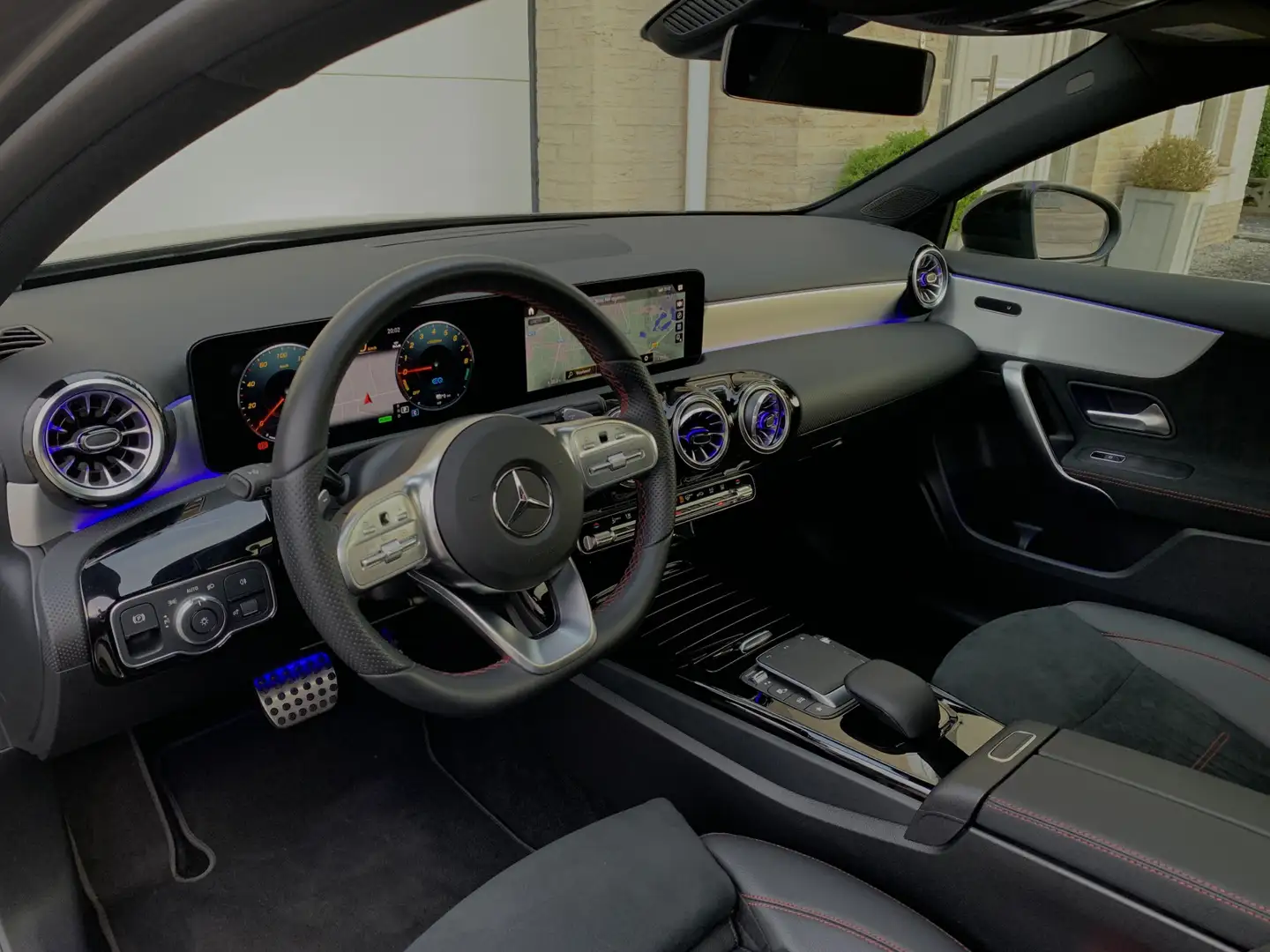 Mercedes-Benz A 180 AMG Aut Panoramadak Nightpakket Widescreen SfeerVe Grijs - 2