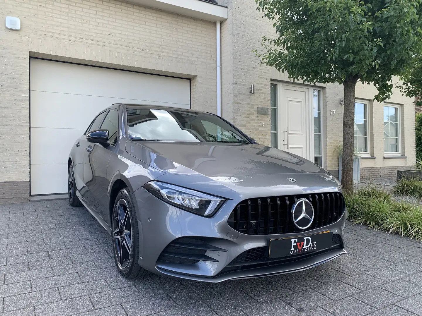 Mercedes-Benz A 180 AMG Aut Panoramadak Nightpakket Widescreen SfeerVe Grijs - 1