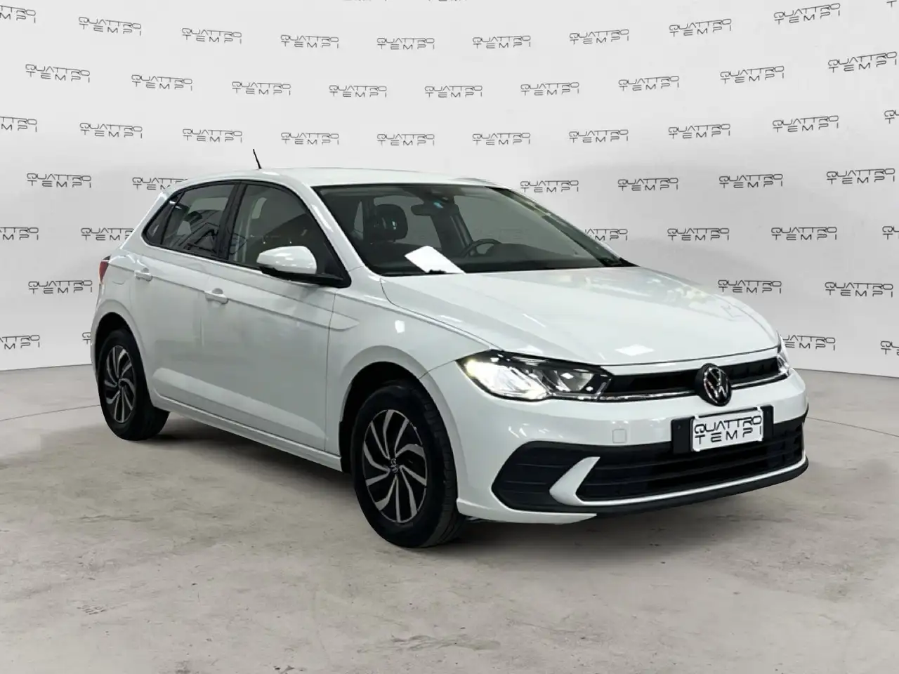 Volkswagen Polo 1.0 TSI Life — photo 1 of 15