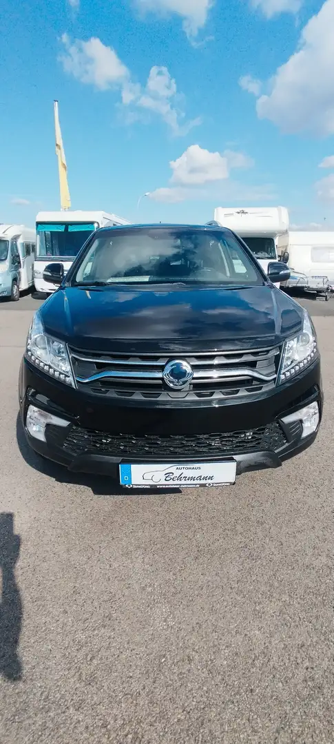SsangYong Korando 2.0 e-XGi200 2WD Automatik Quartz Černá - 2