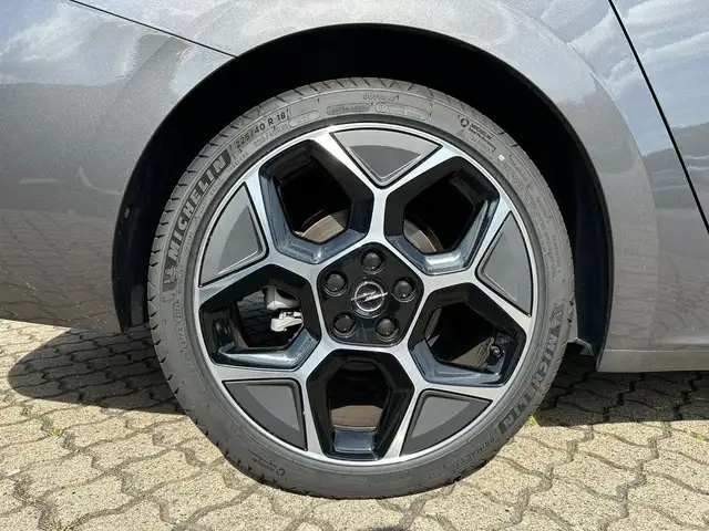 Opel Astra view 5